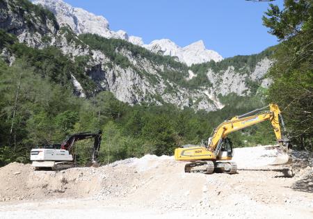 OS 24  Stroji na opustošenem prodišču pod Slapom Rinka   f JM  IMG_1208